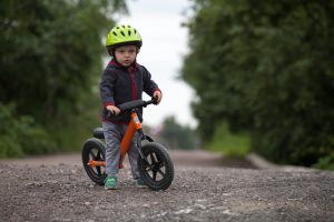 dziecko jezdzace na rowerku